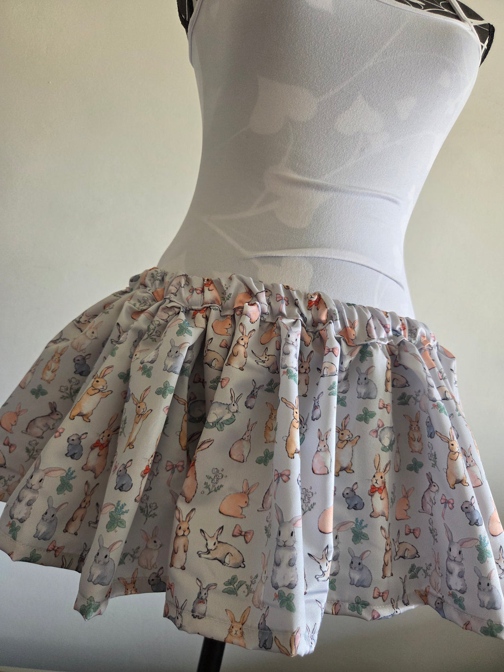 Conjunto Cute Falda y Calentadores Estampado de Conejitos