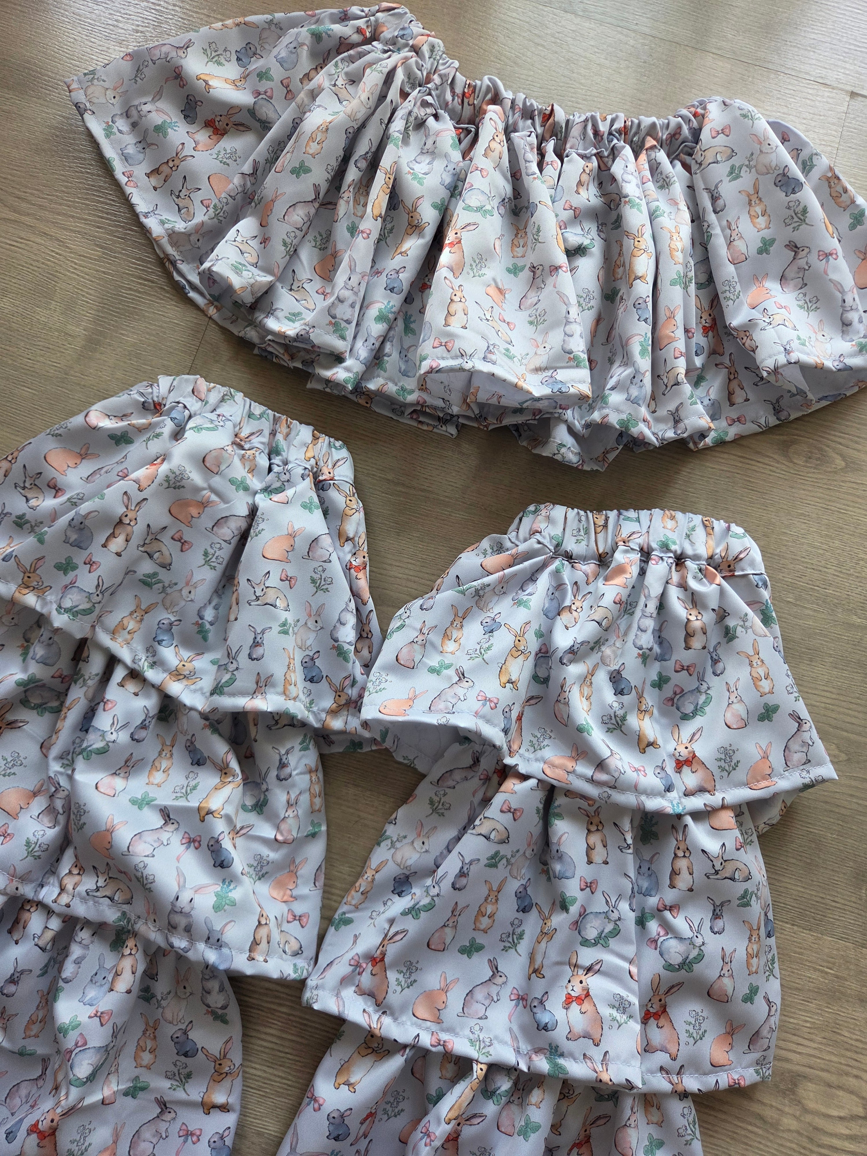 Conjunto Cute Falda y Calentadores Estampado de Conejitos