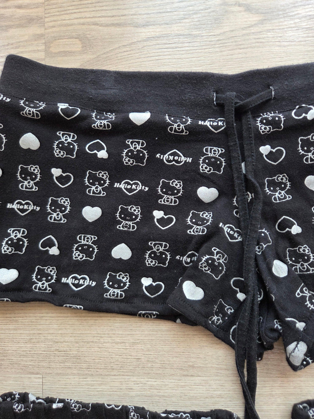 Short y Calentadores Hello Kitty Negros